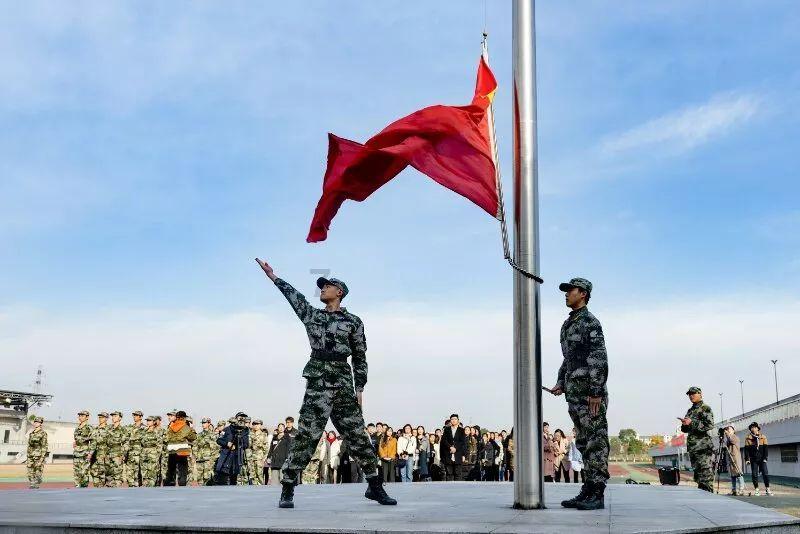 逃离残破的船只